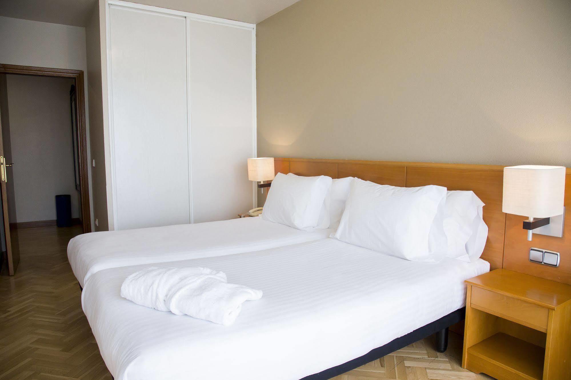 Suites Sercotel Mirasierra Pamplona Exteriör bild